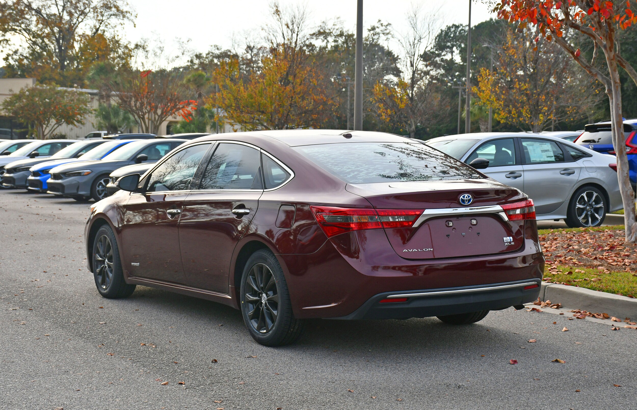 2016 Toyota Avalon Hybrid XLE Premium photo 2