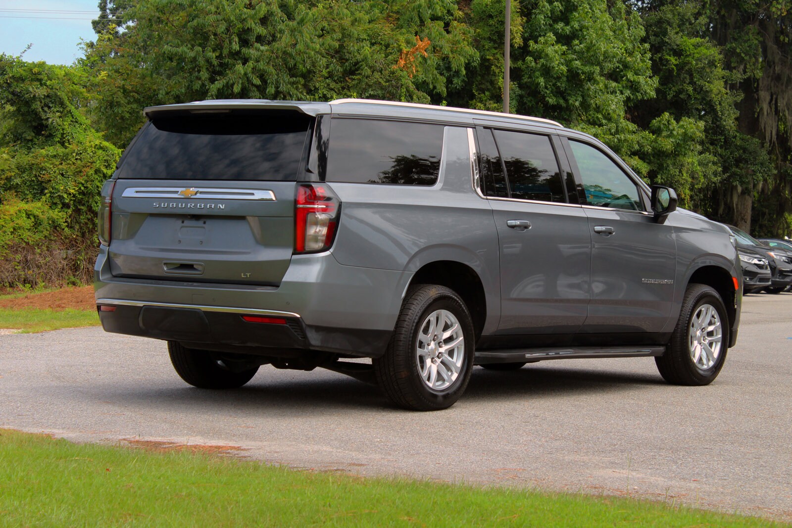 2022 Chevrolet Suburban LT photo 4