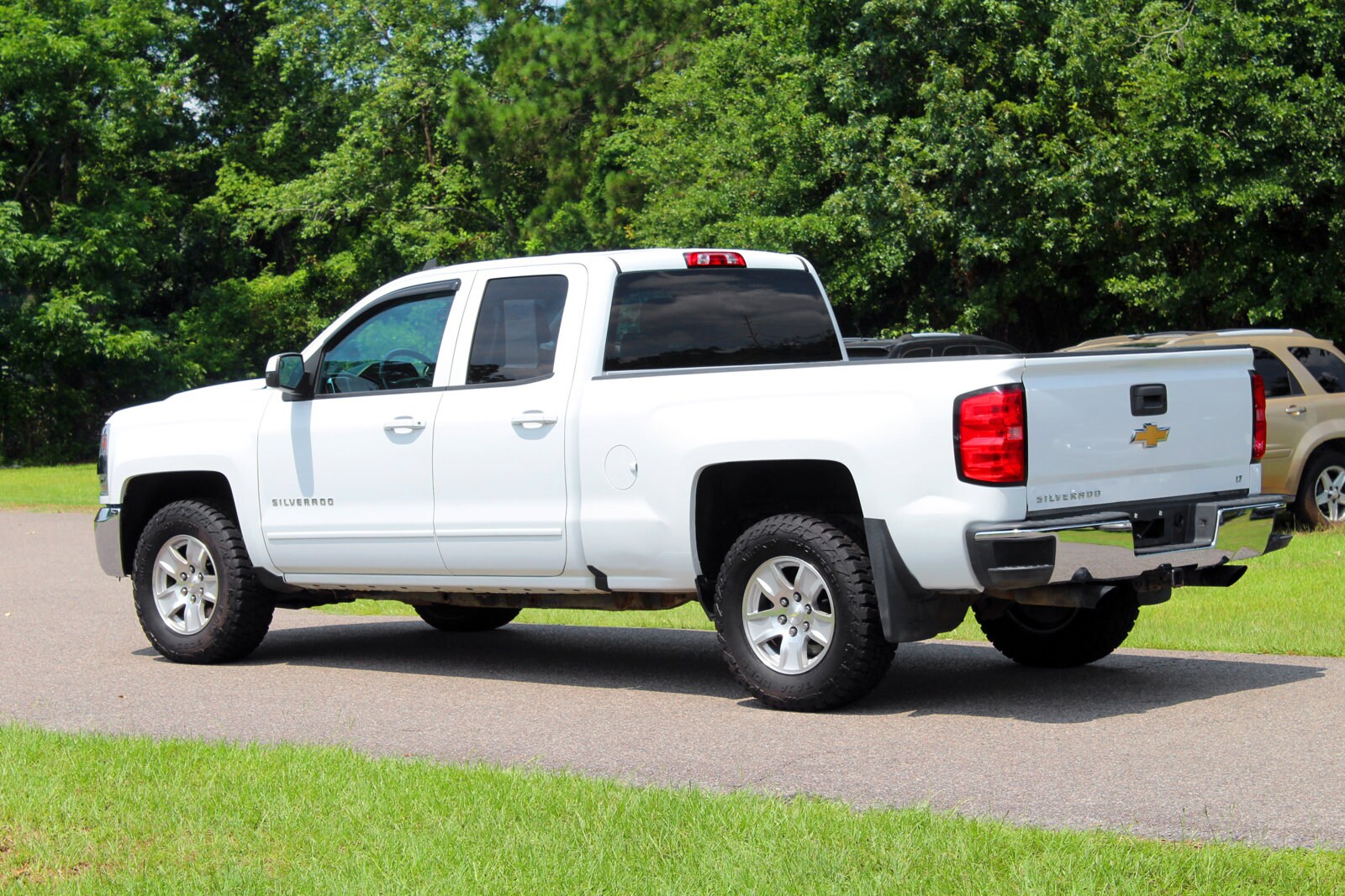 2017 Chevrolet Silverado 1500 LT photo 3