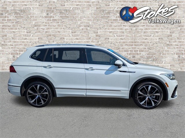 2022 Volkswagen Tiguan SEL Premium R-Line photo 3