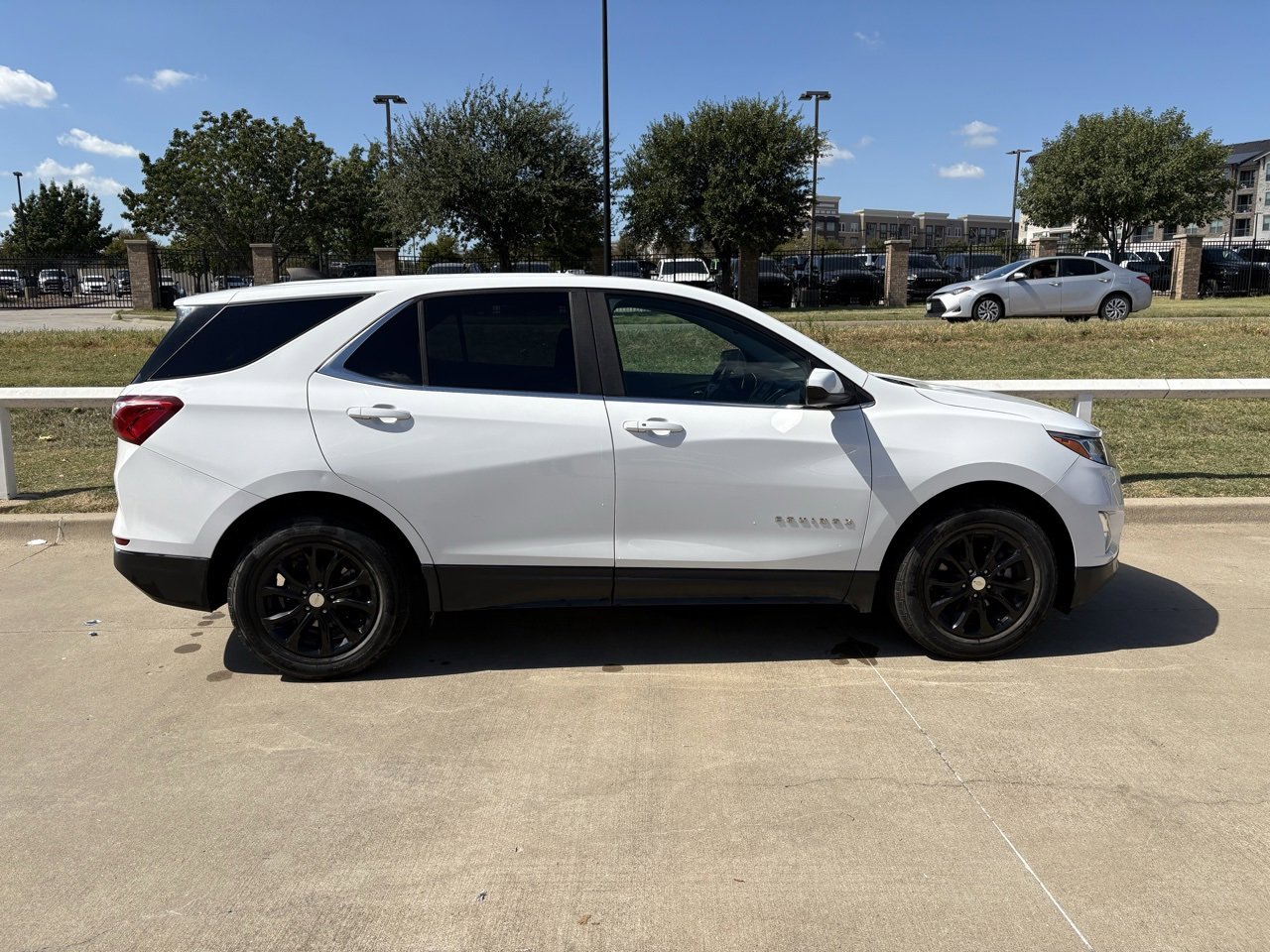 2021 Chevrolet Equinox LT photo 2