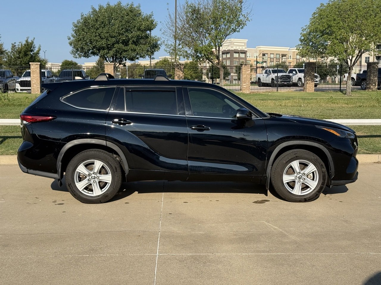 2022 Toyota Highlander L photo 3