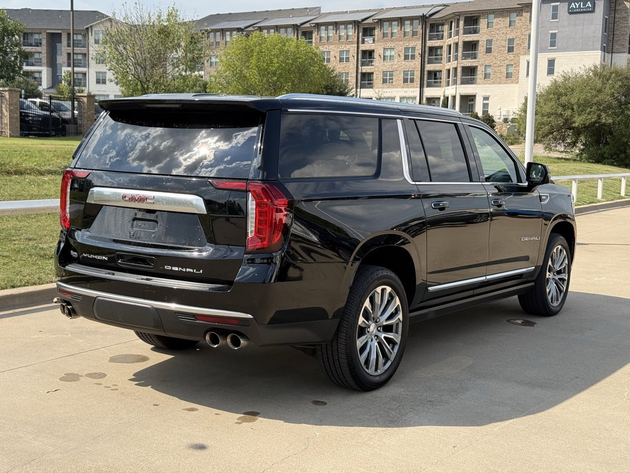 2021 Gmc Yukon XL Denali photo 2