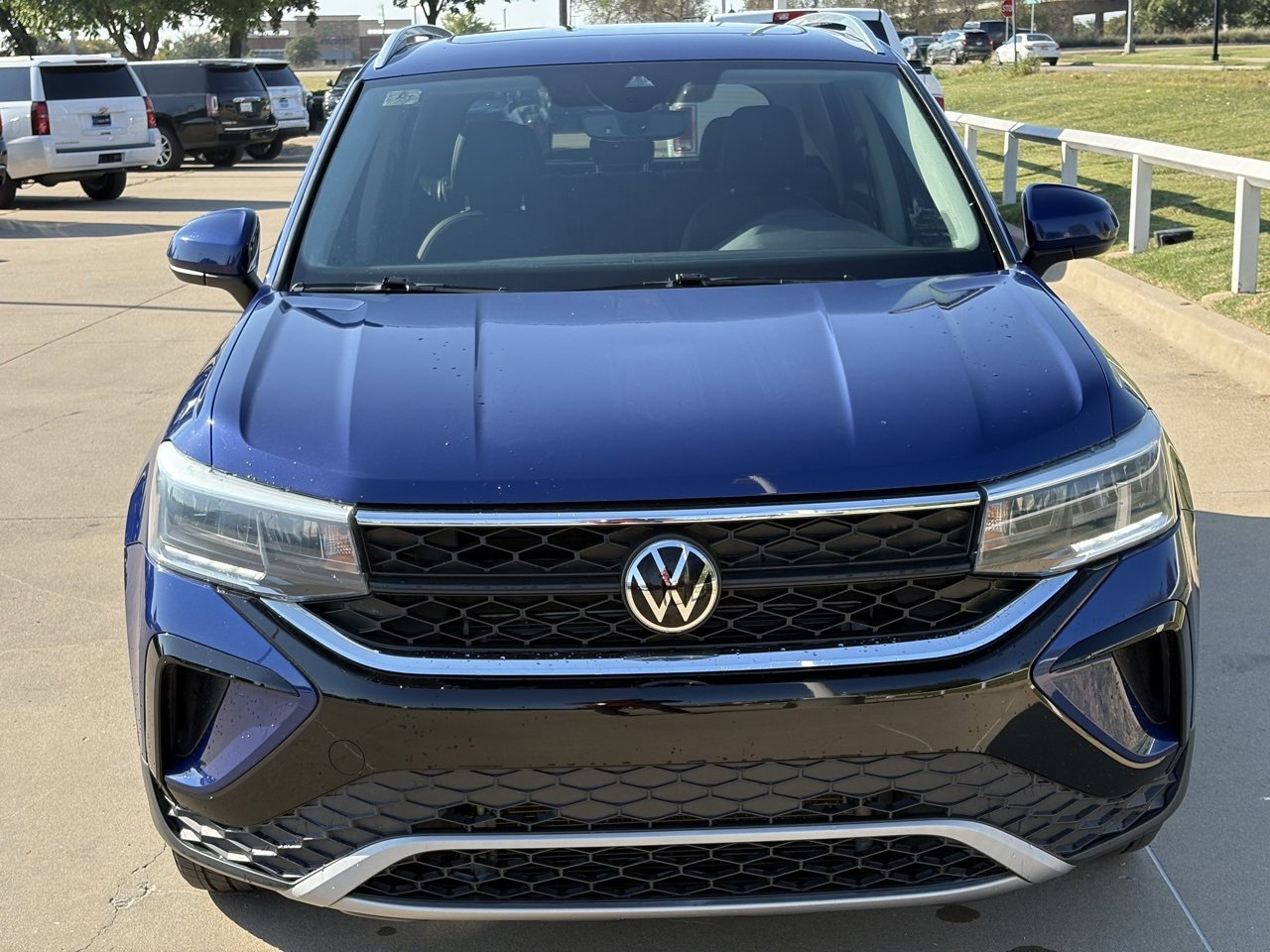 2022 Volkswagen Taos SE photo 2