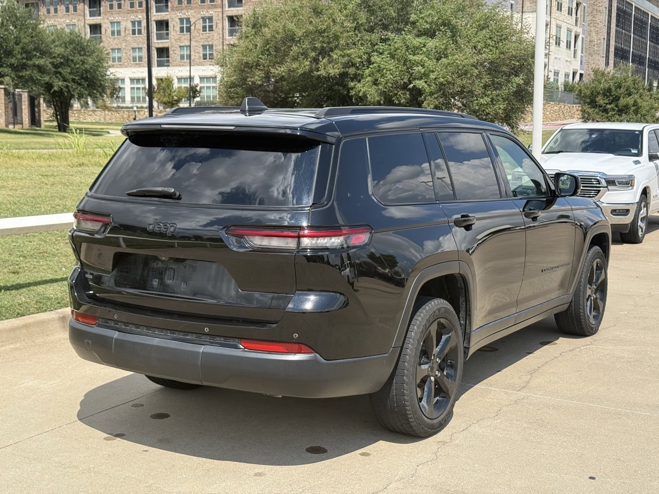 2022 Jeep Grand Cherokee Altitude photo 2