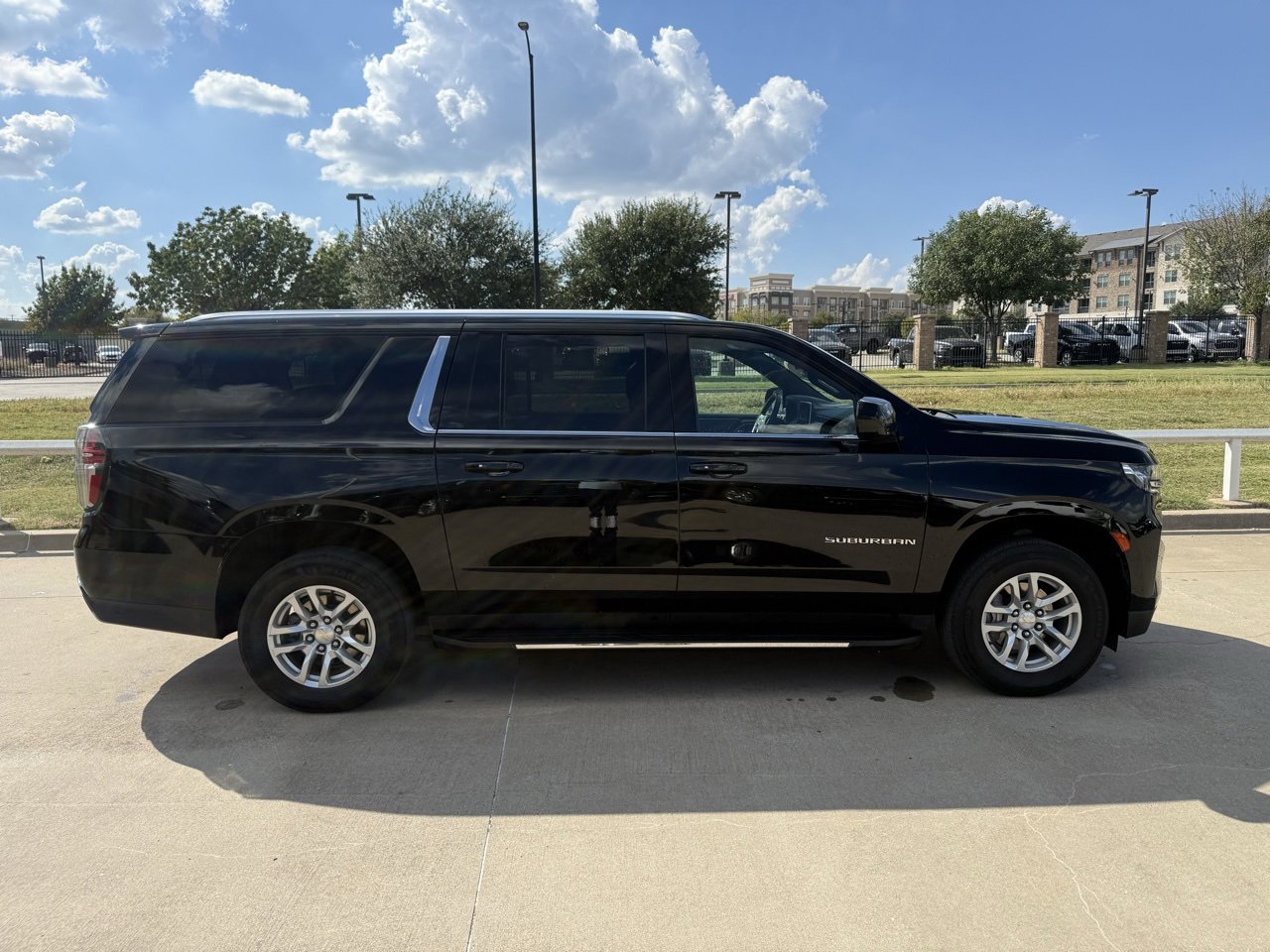 2024 Chevrolet Suburban LT photo 2