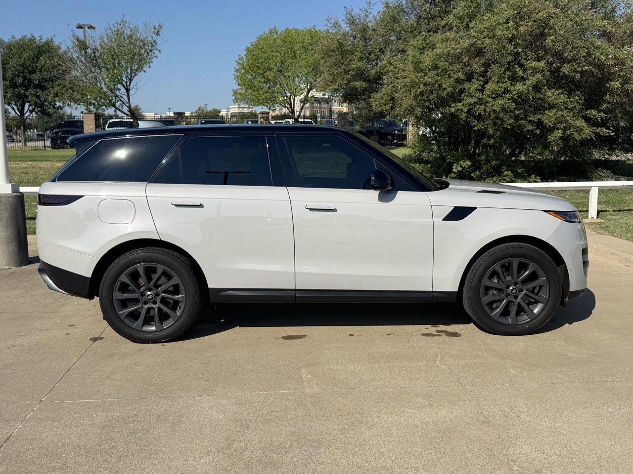 2023 Land Rover Range Rover Sport SE photo 3