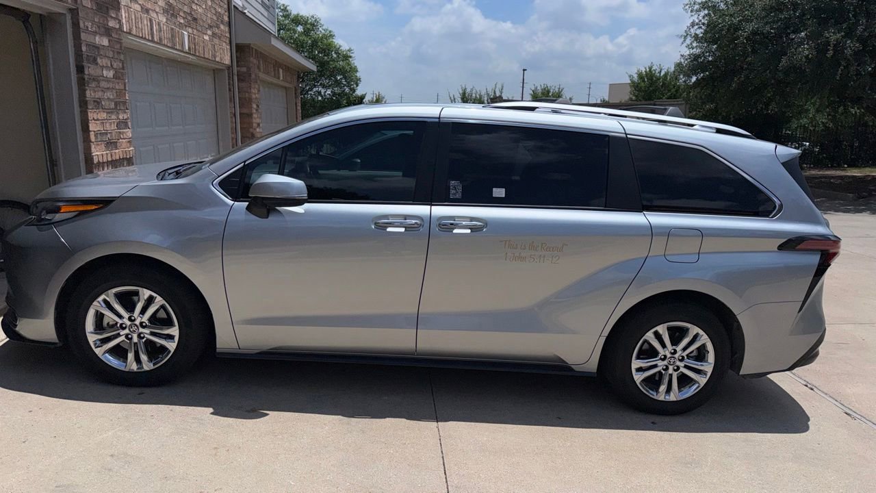 2023 Toyota Sienna Platinum 7-Passenger Hybrid AWD's photo