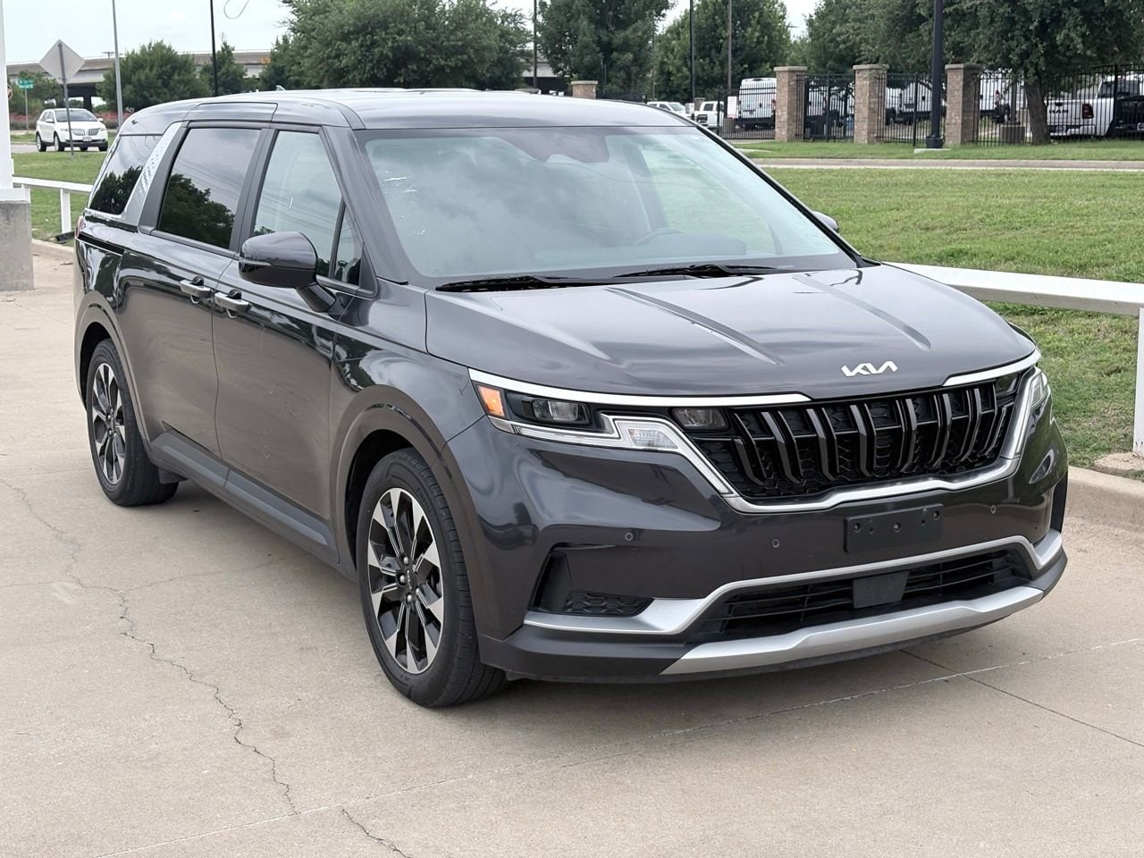 2024 Kia Sedona EX's photo