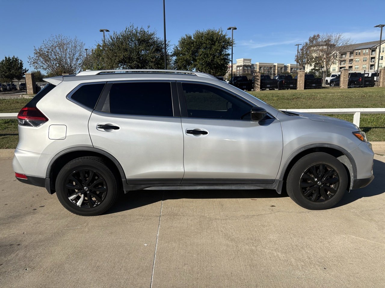 2020 Nissan Rogue SV photo 3