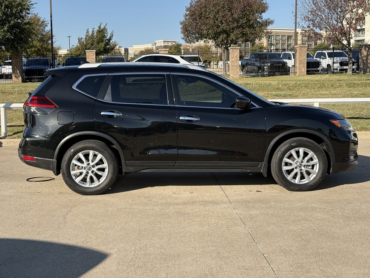 2020 Nissan Rogue SV photo 3