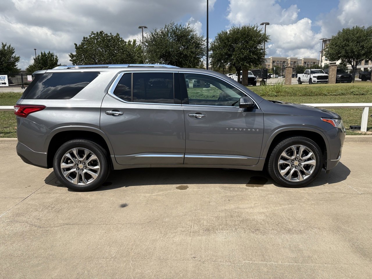 2019 Chevrolet Traverse Premier photo 2