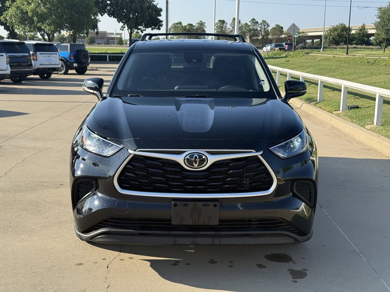 2022 Toyota Highlander L photo 2