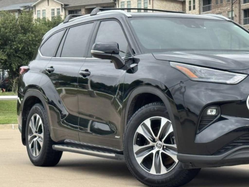 Used 2025 Toyota Highlander Hybrid XLE SUV