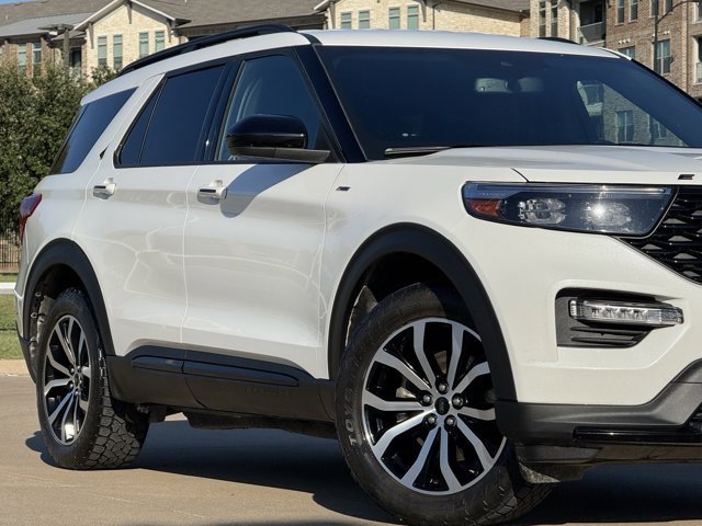 2023 Ford Explorer ST-Line photo 2