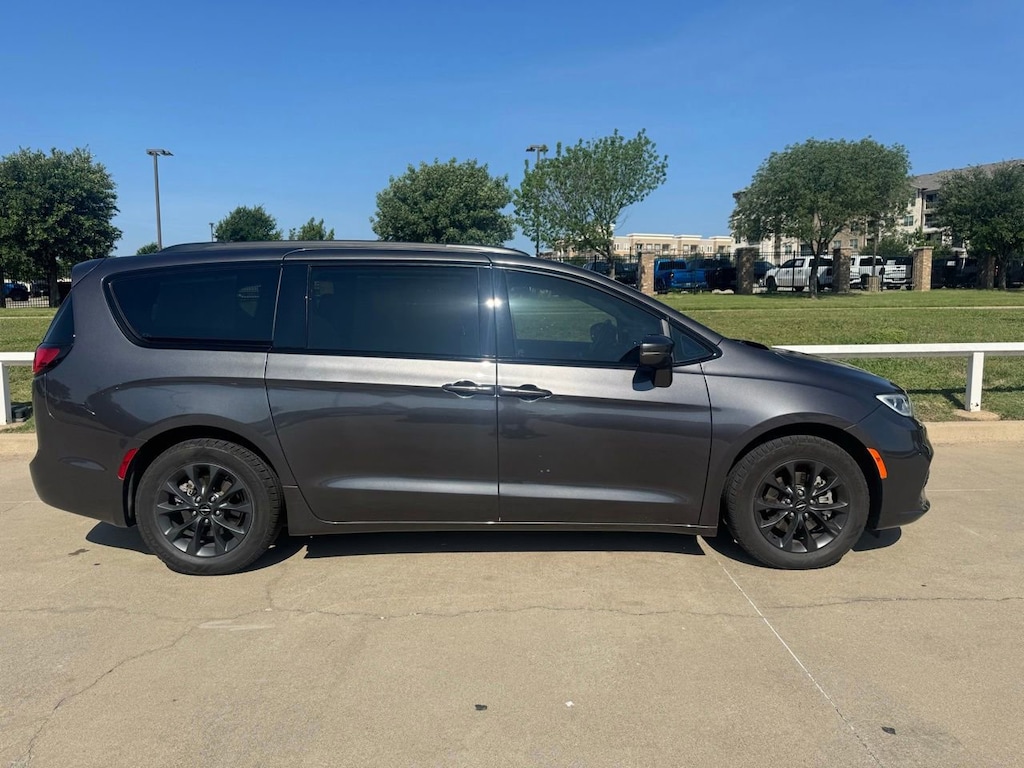 Used 2021 Chrysler Pacifica Touring L Van Passenger Van
