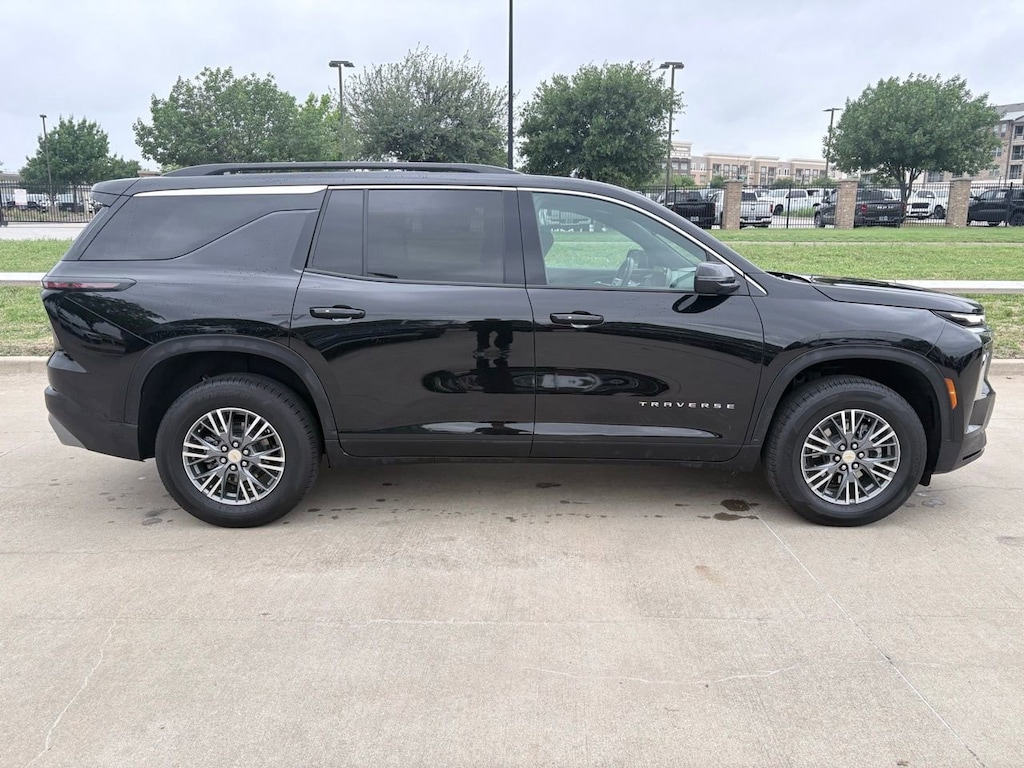 Used 2025 Chevrolet Traverse LT SUV
