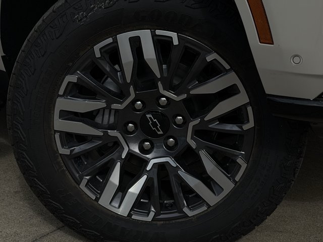 2027 Chevrolet Suburban Z71 - Photo 10