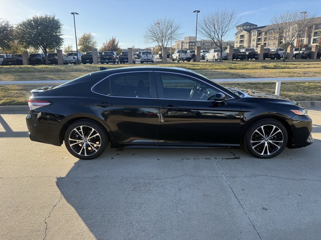 Used 2020 Toyota Camry SE Sedan