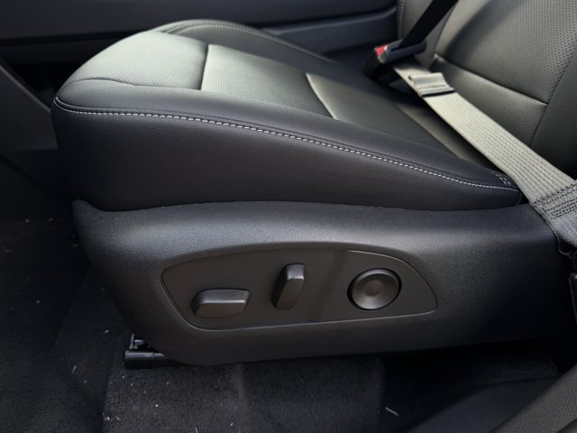 2027 Chevrolet Traverse LT - Photo 24