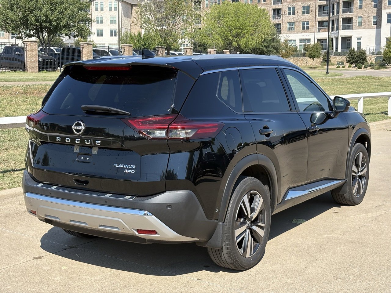 2022 Nissan Rogue Platinum photo 2
