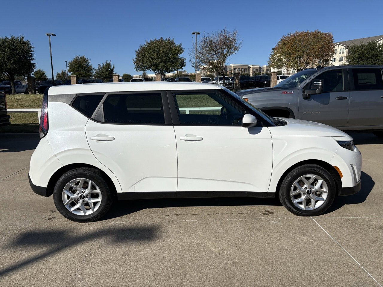 2024 Kia Soul LX photo 2