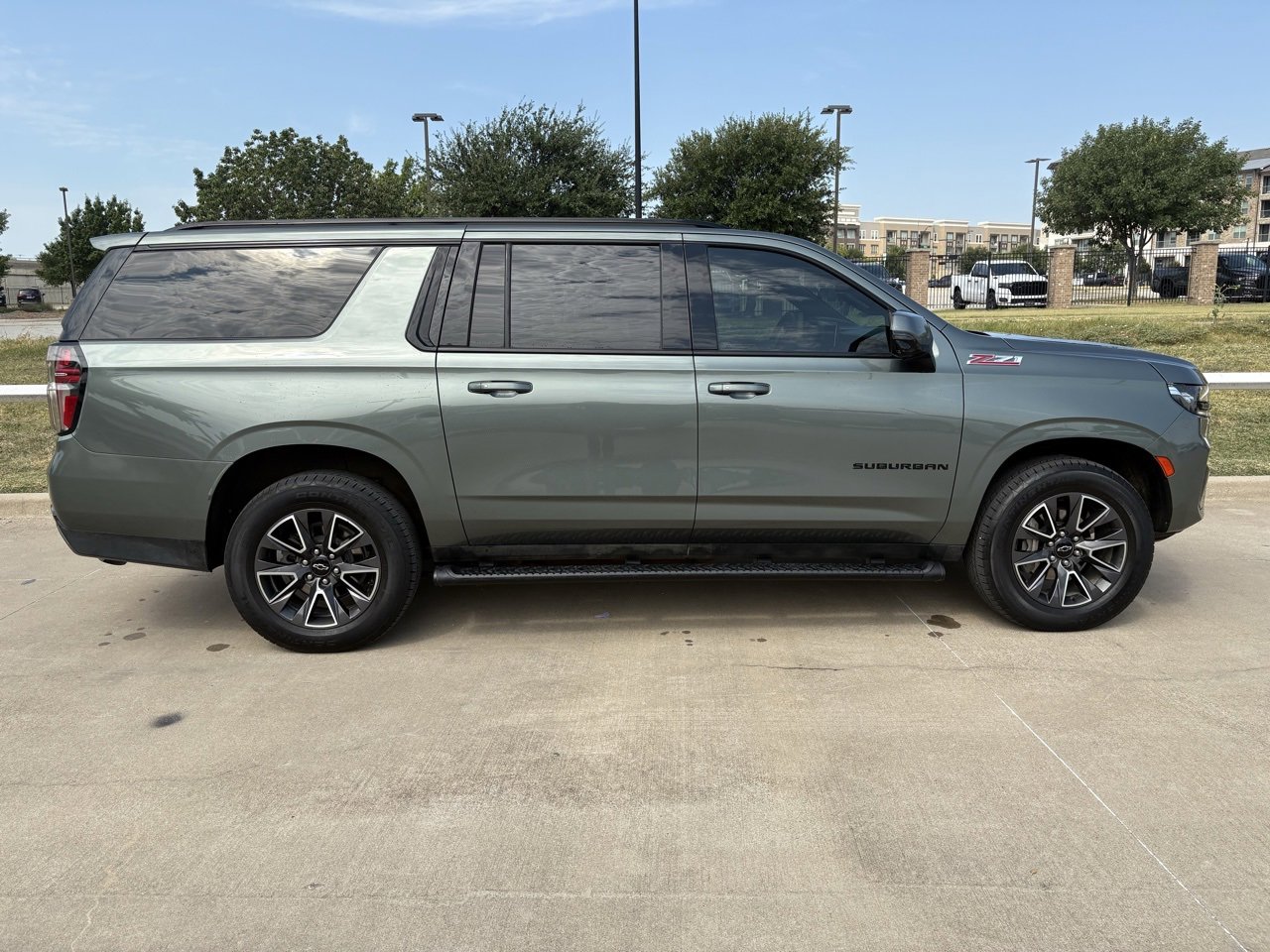 2023 Chevrolet Suburban Z71 photo 2