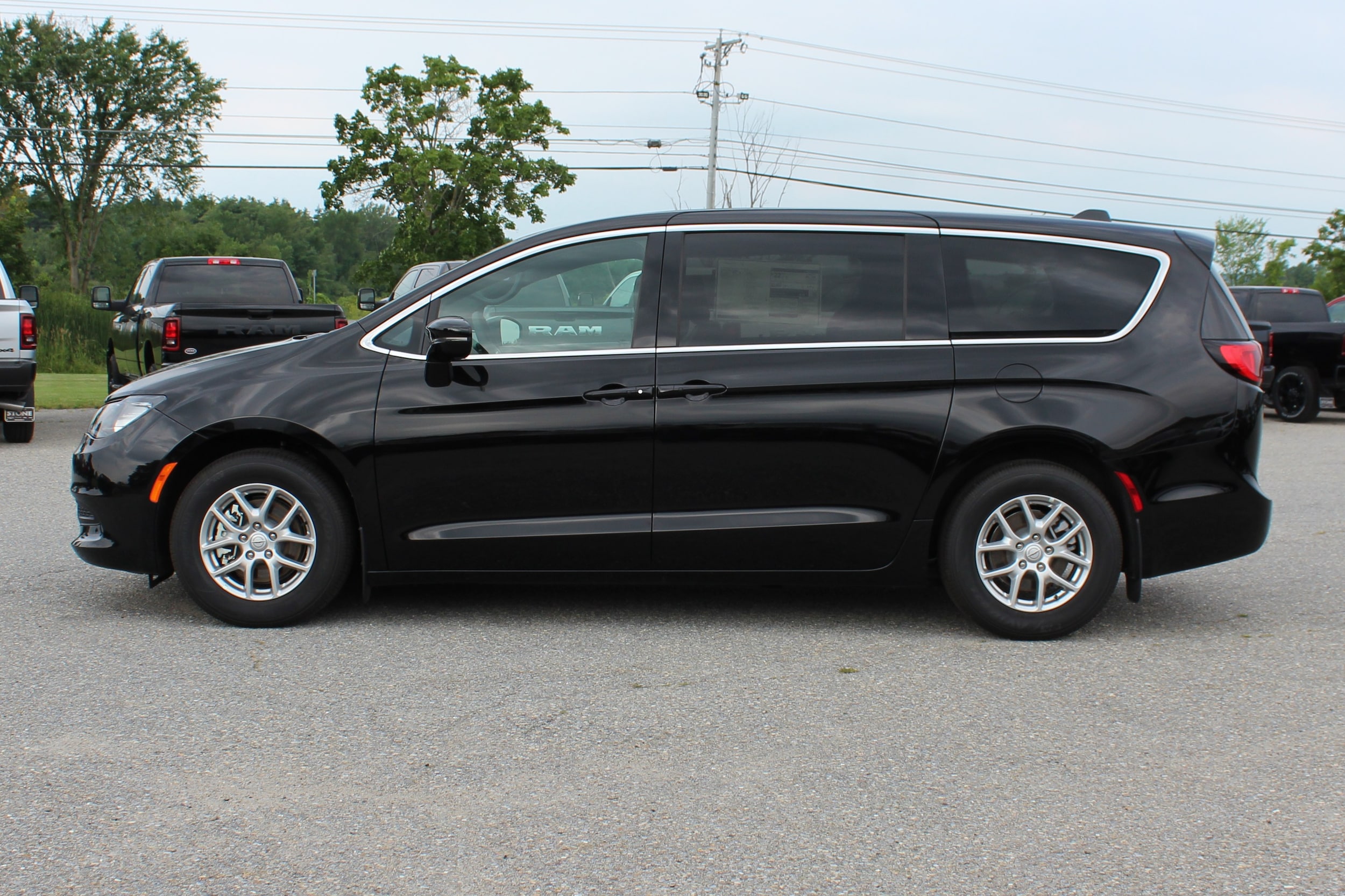 2026 Chrysler Voyager LX - Photo 8
