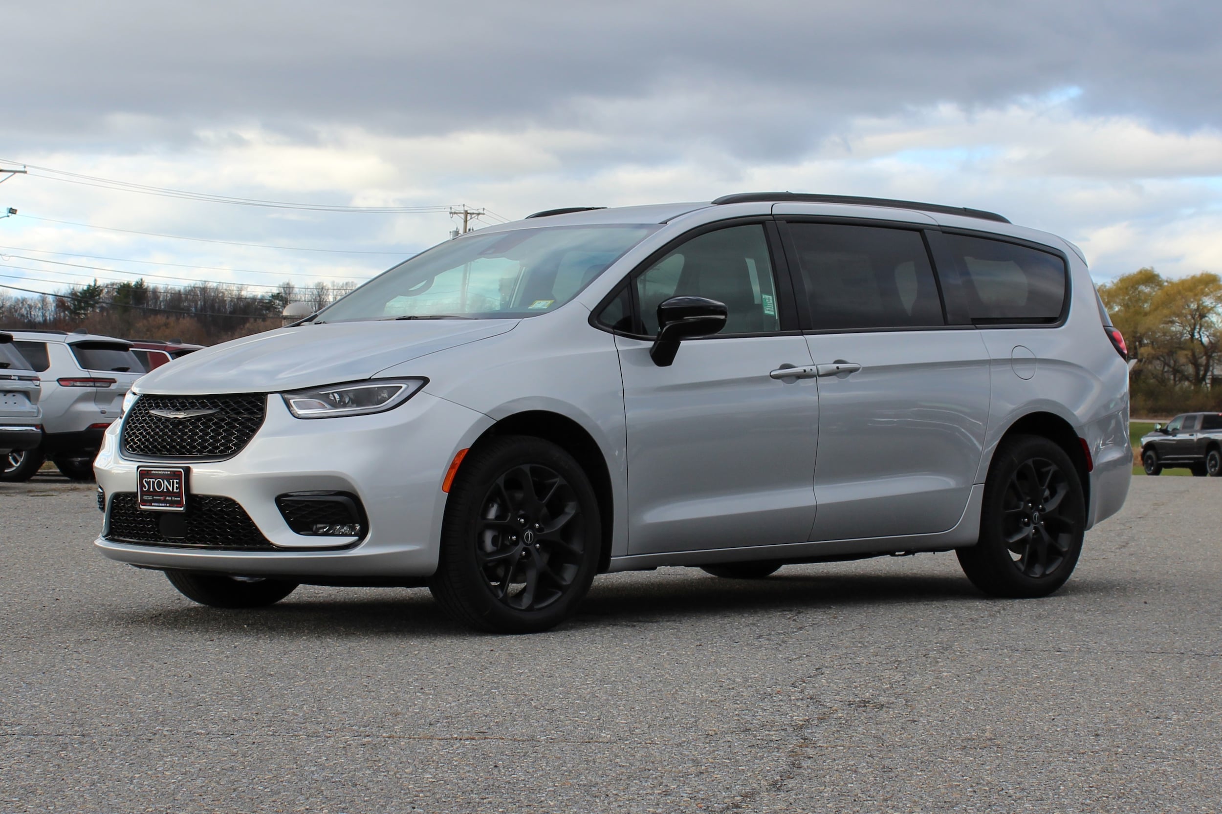 2026 Chrysler Pacifica Select's photo