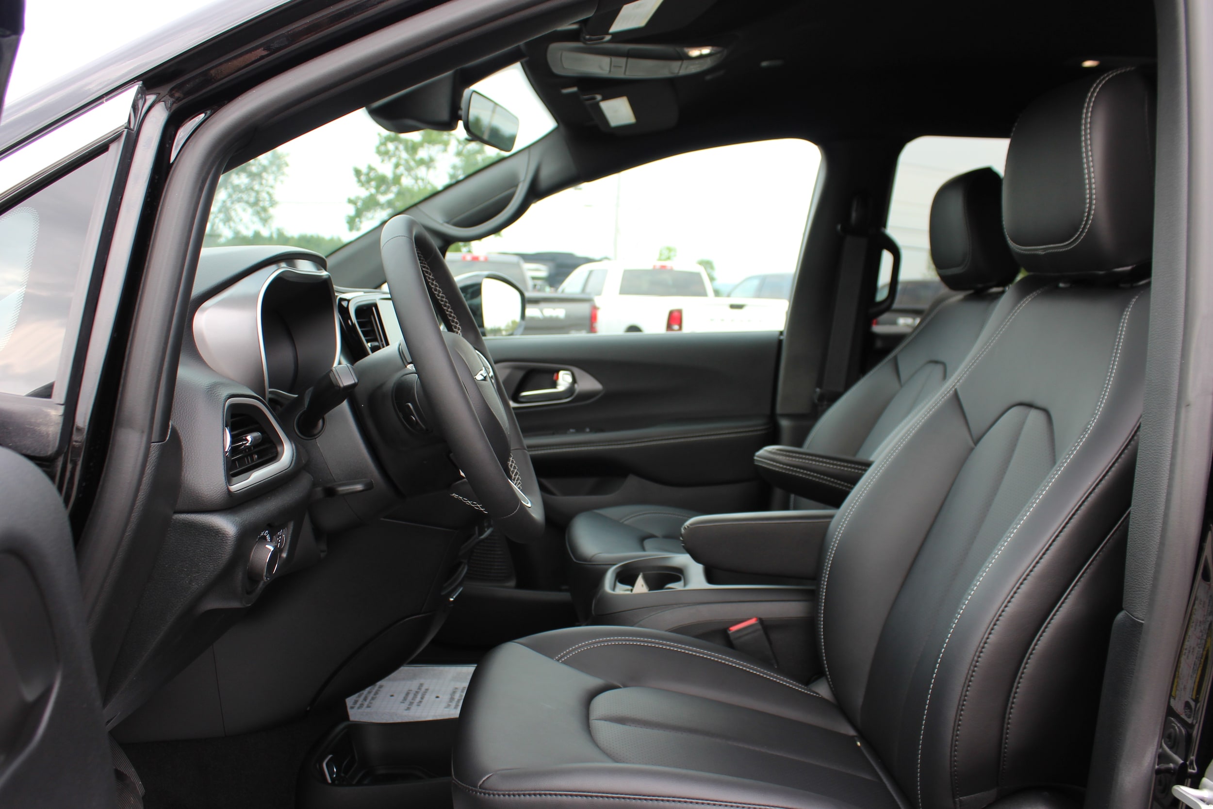 2026 Chrysler Voyager LX - Photo 9