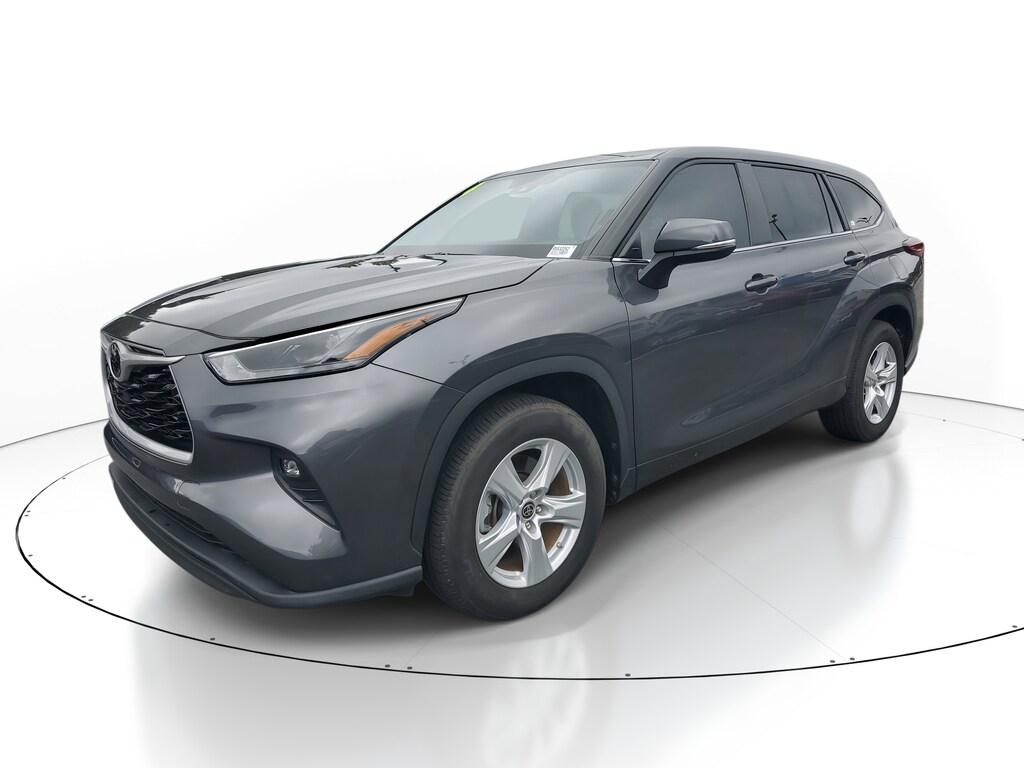 2024 Toyota Highlander LE photo 3