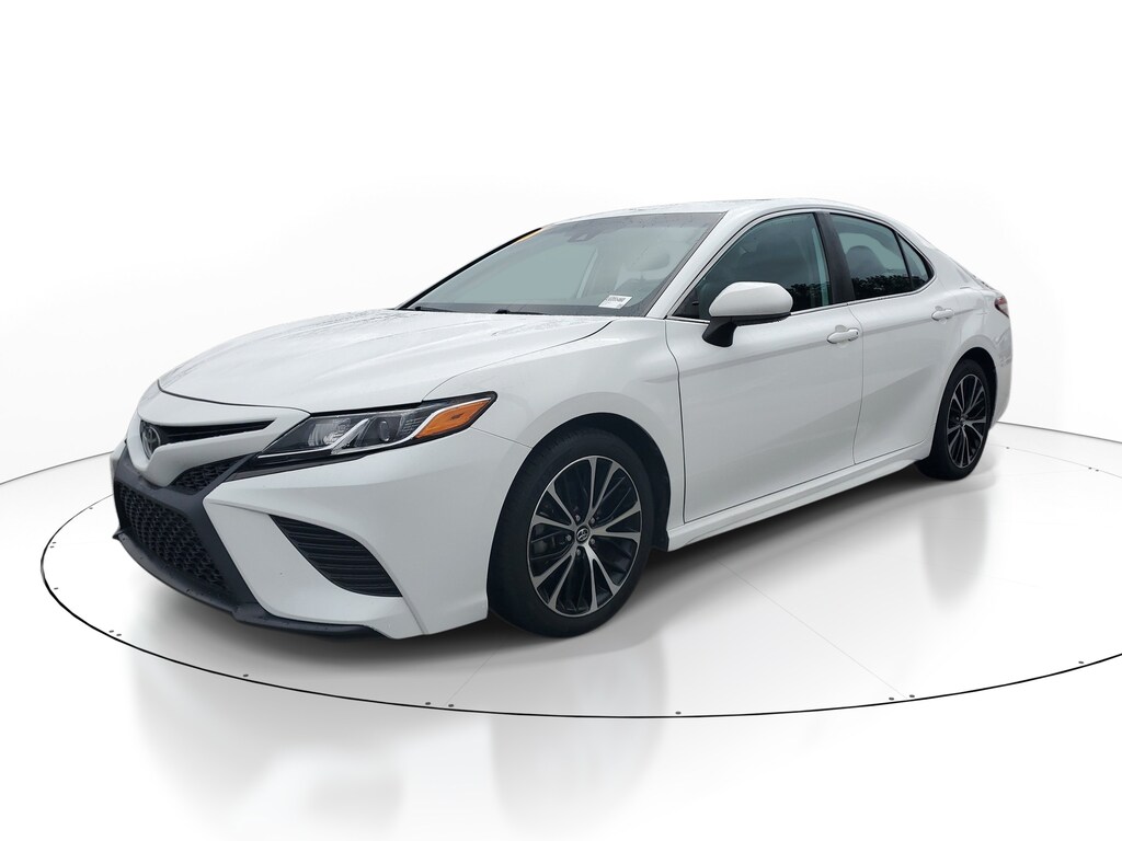 Used 2020 Toyota Camry SE Sedan