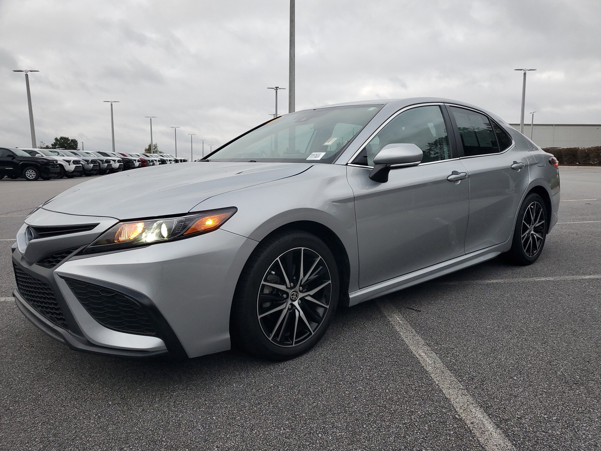 2024 Toyota Camry Hybrid SE photo 3