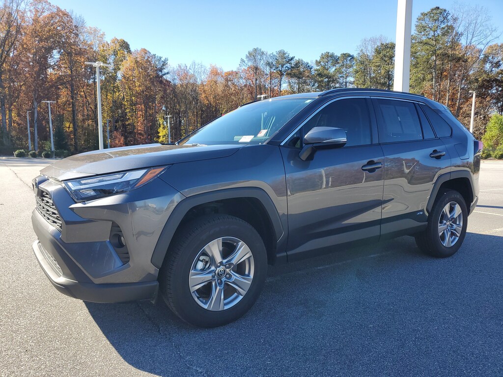 2025 Toyota RAV4 Hybrid XLE photo 3