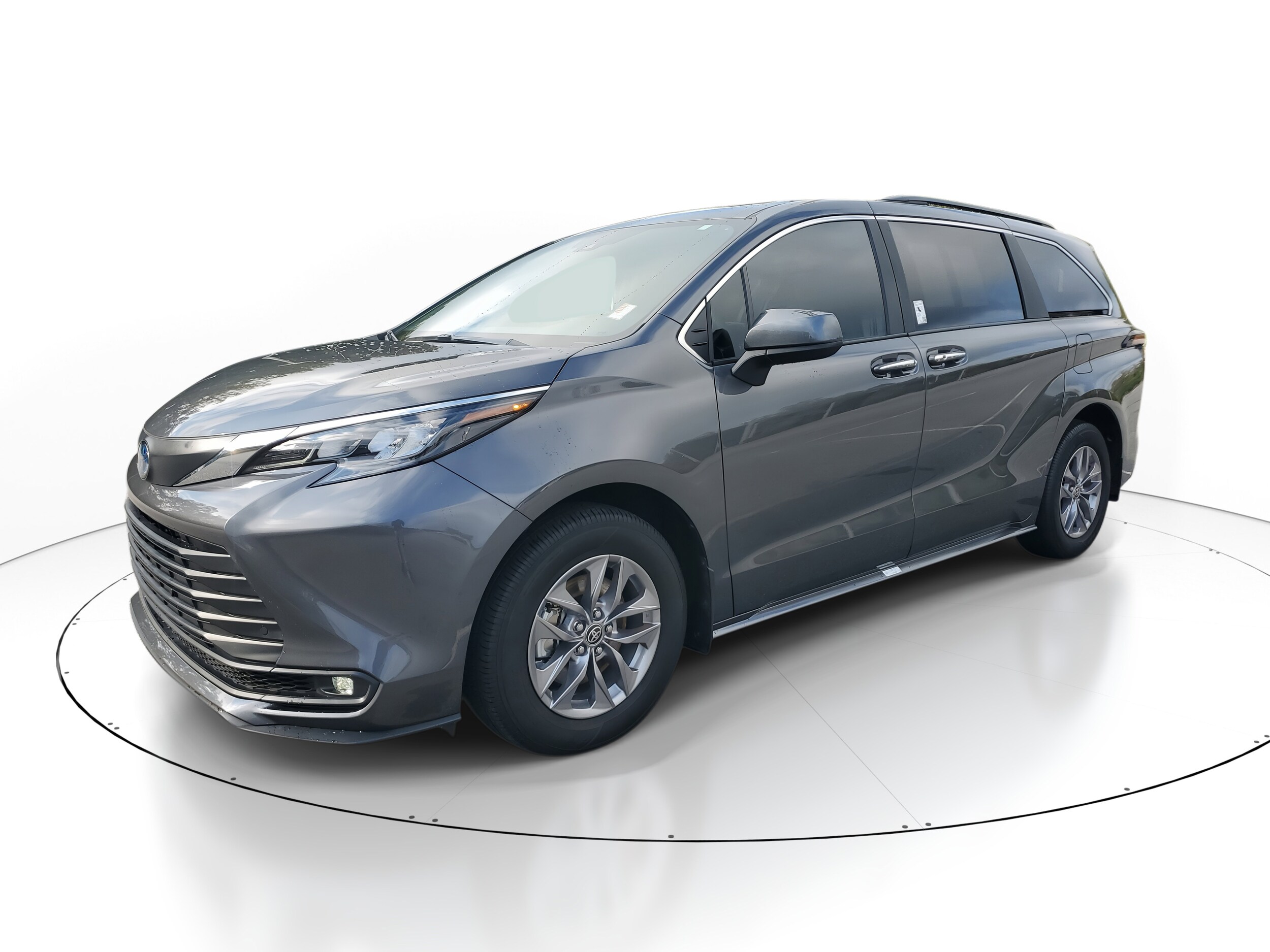 2025 Toyota Sienna XLE photo 3
