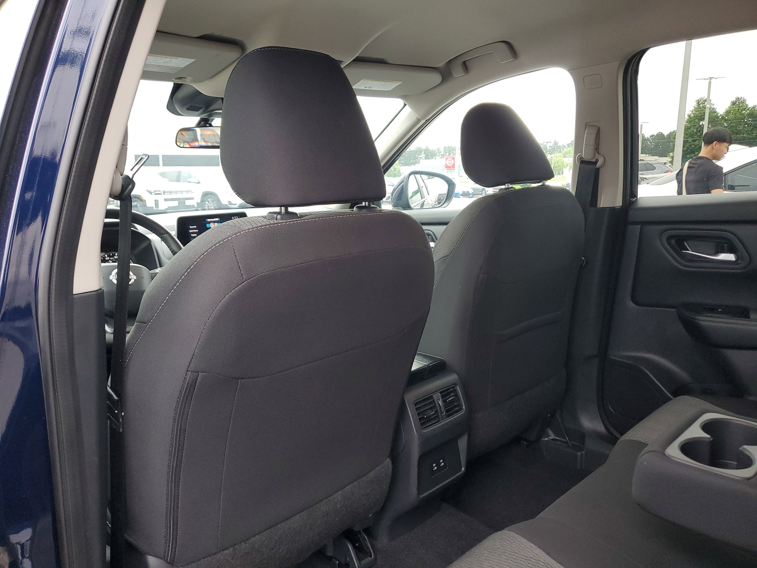 2025 Nissan Rogue SV - Photo 9