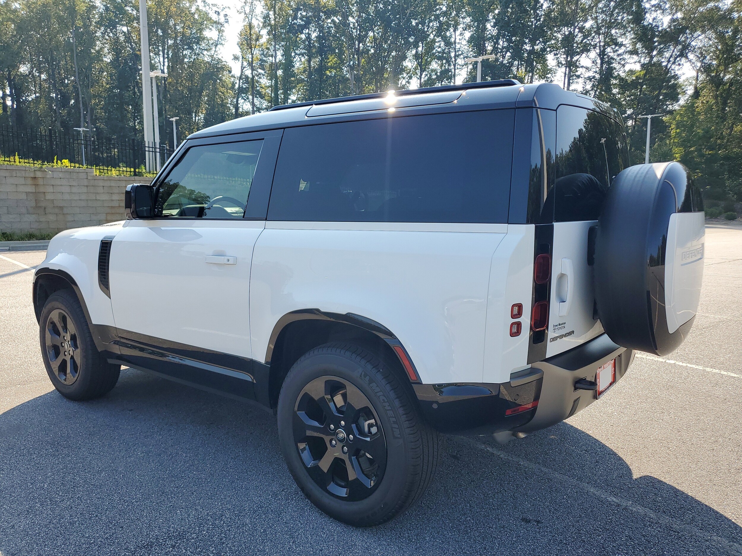 2024 Land Rover Defender 90 X-Dynamic SE photo 2