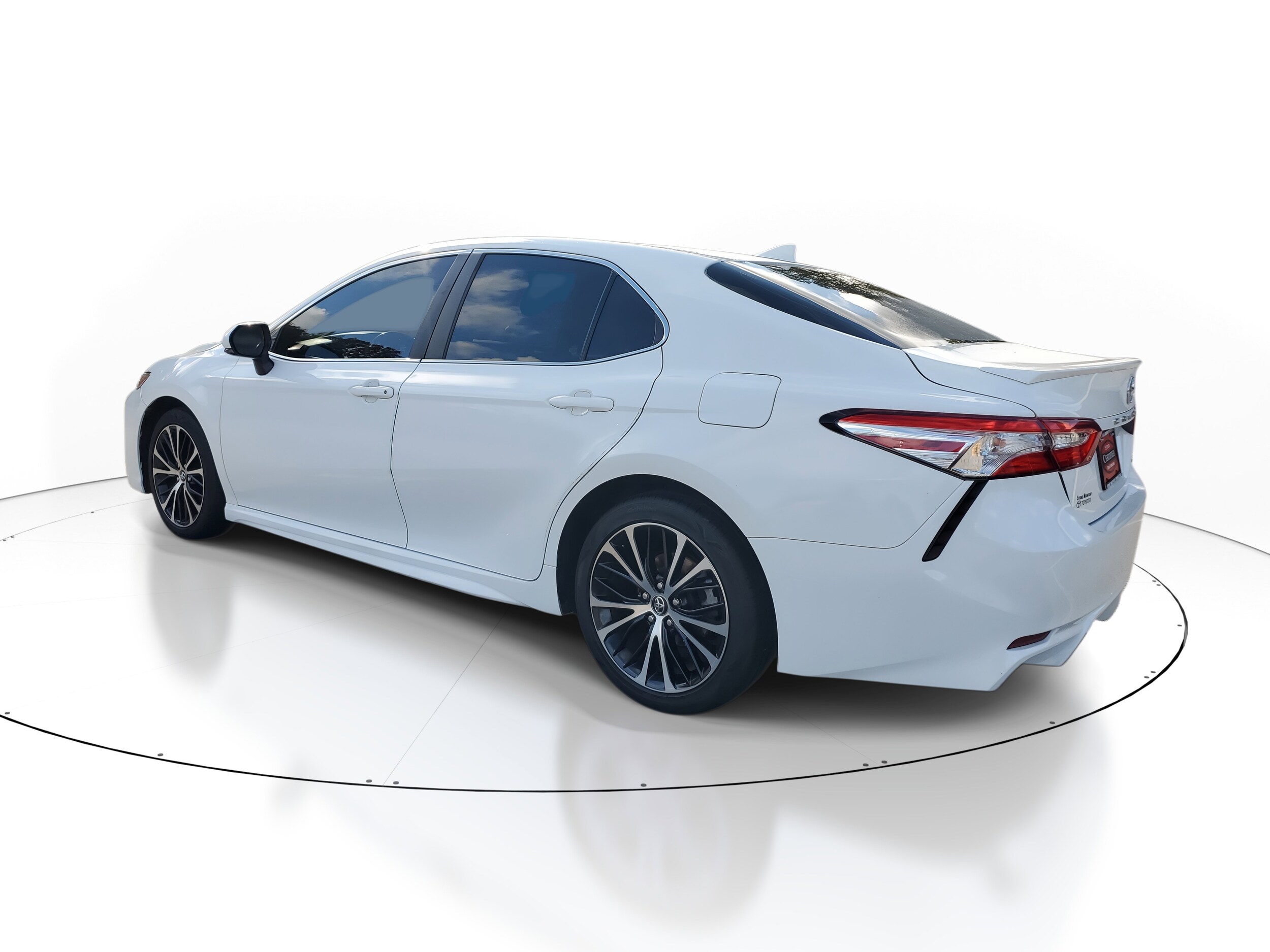 2020 Toyota Camry SE photo 4