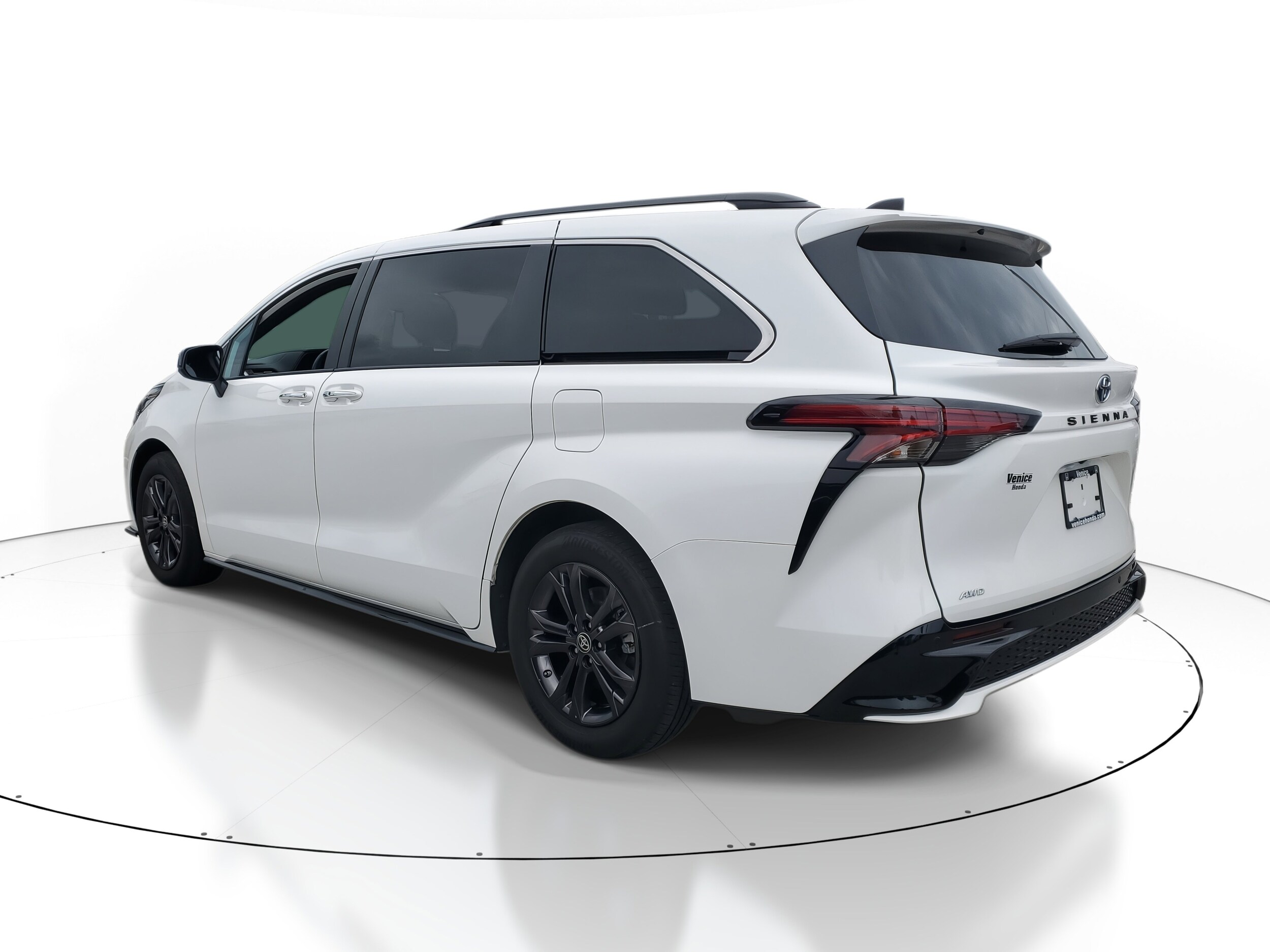 2024 Toyota Sienna XSE photo 3