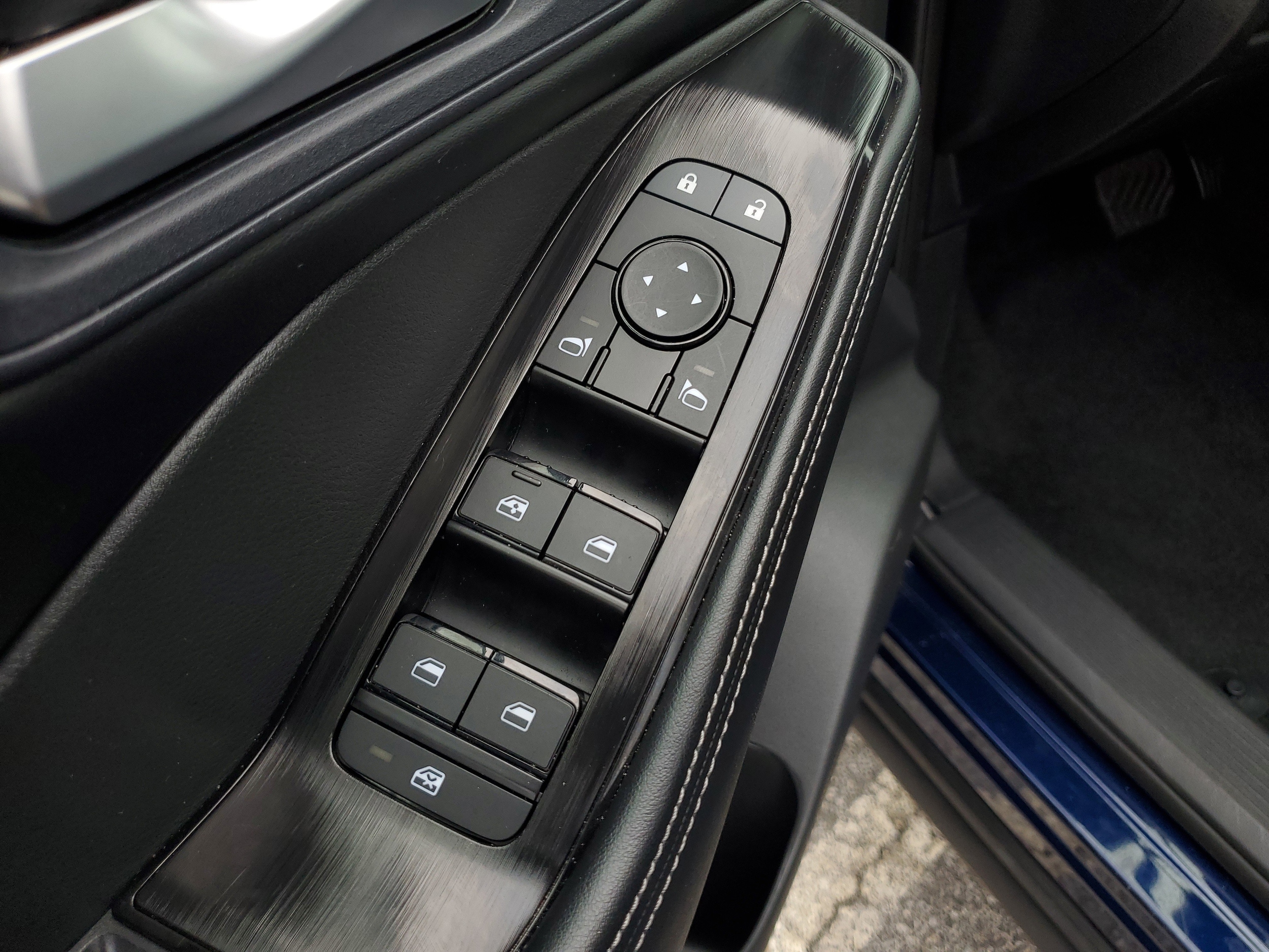 2025 Nissan Rogue SV - Photo 17