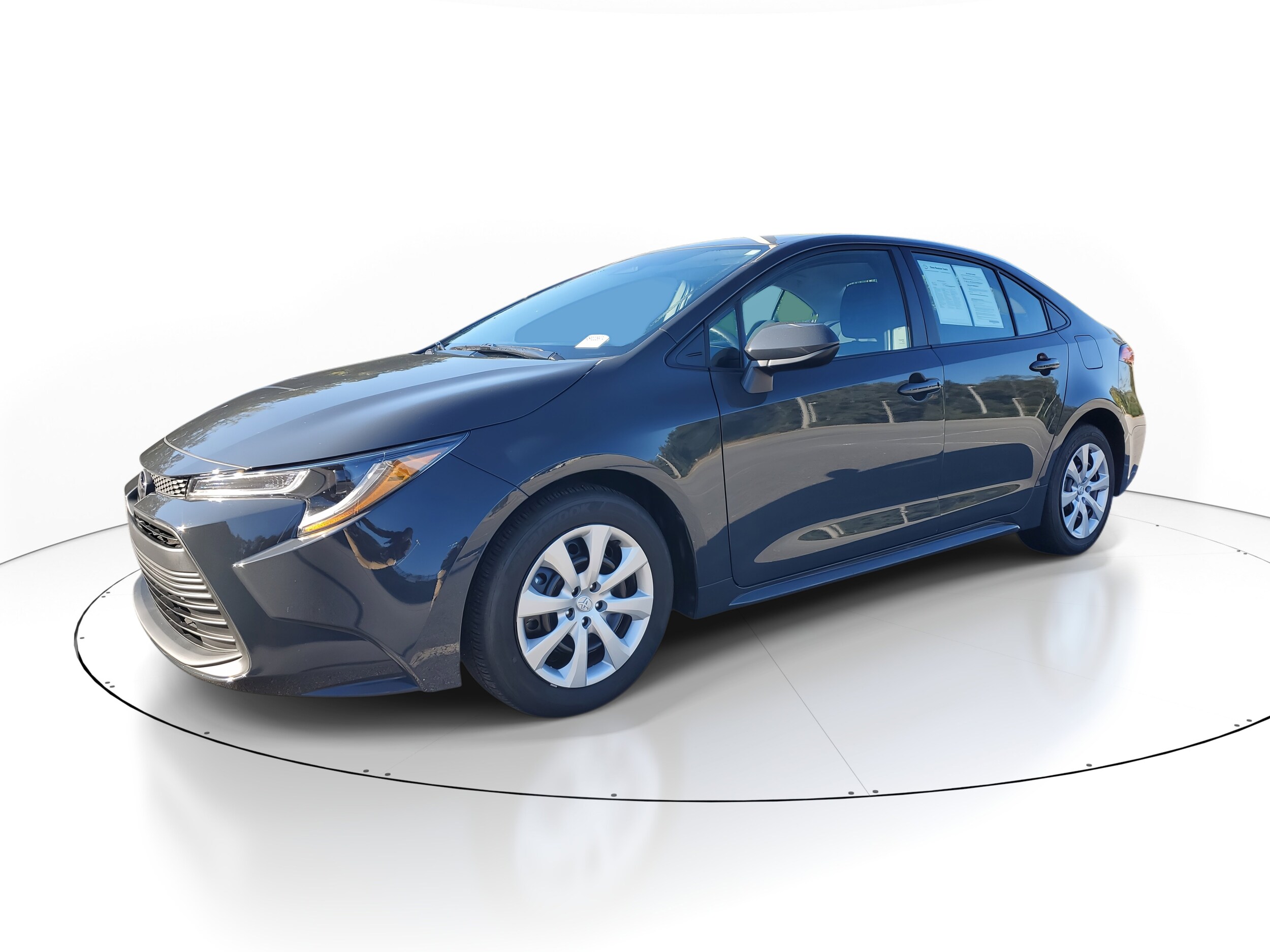 2025 Toyota Corolla LE photo 3