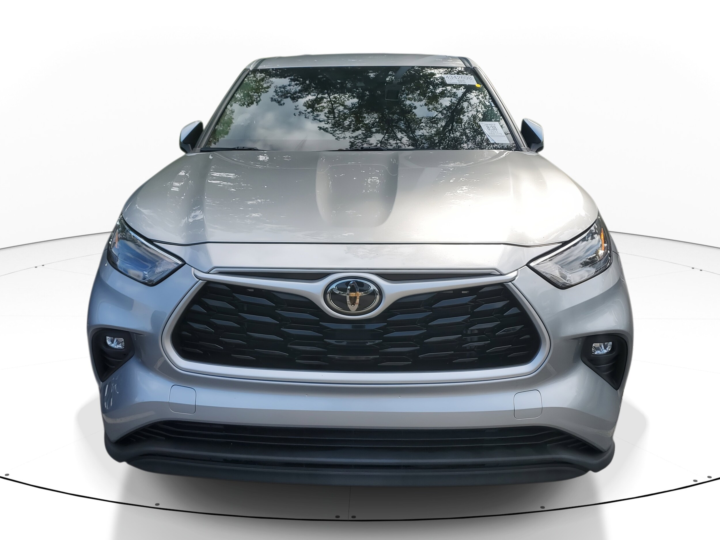 2022 Toyota Highlander LE photo 2