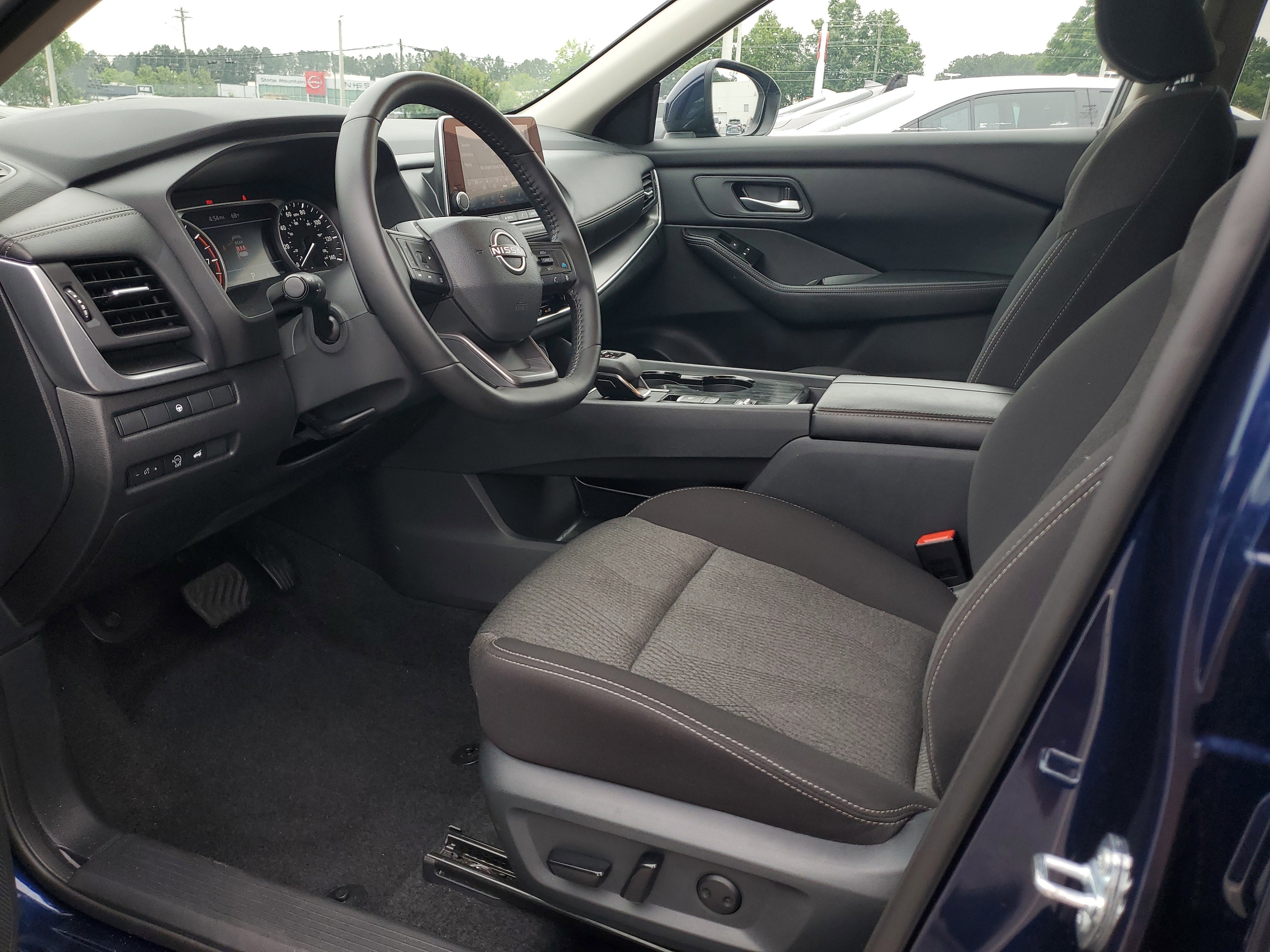 2025 Nissan Rogue SV - Photo 15