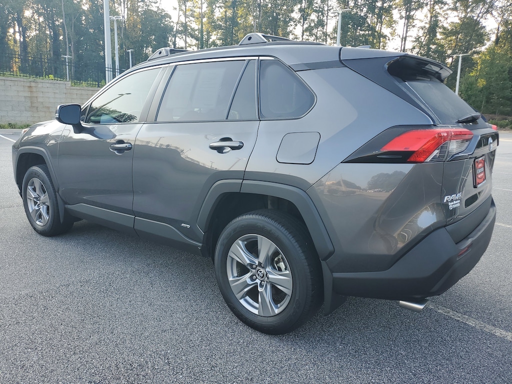 2022 Toyota RAV4 Hybrid XLE photo 2