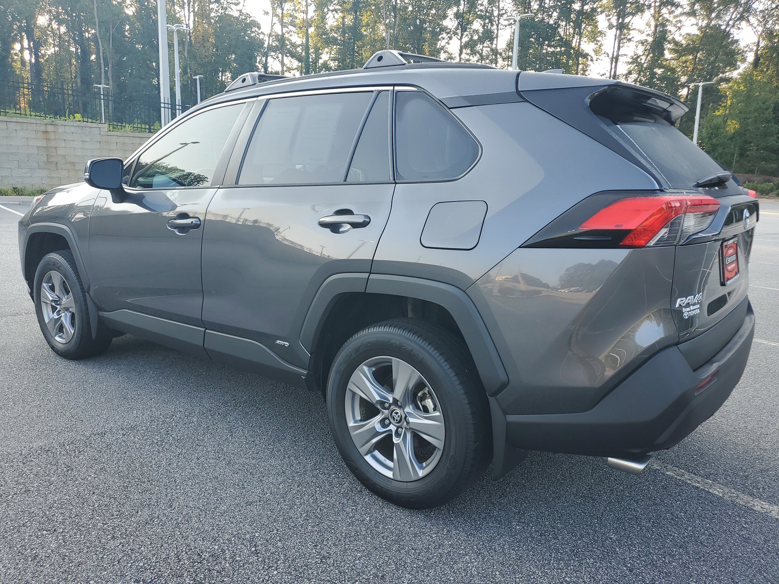 2022 Toyota RAV4 Hybrid XLE photo 2
