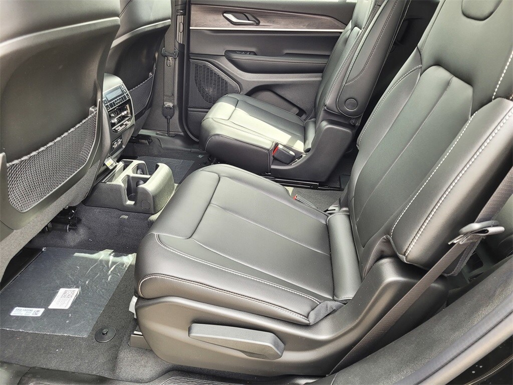 2025 Jeep Grand Cherokee Limited photo 2