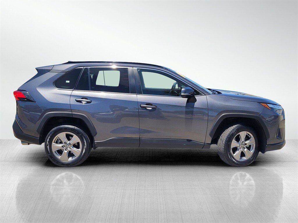 2022 Toyota RAV4 XLE photo 3