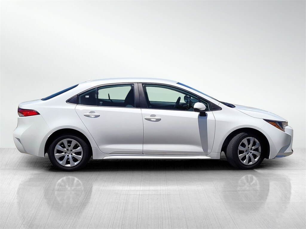 2022 Toyota Corolla LE photo 3