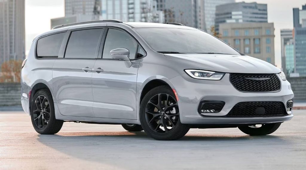 2024 Chrysler Pacifica Touring L's photo