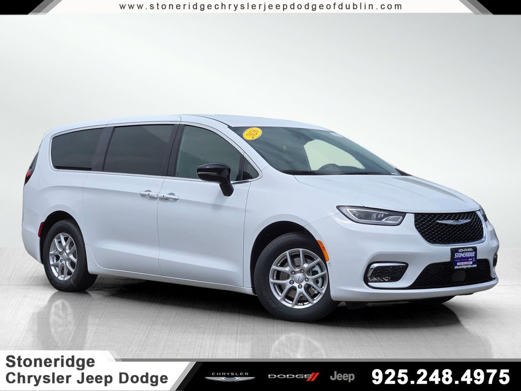 2026 Chrysler Pacifica Select's photo